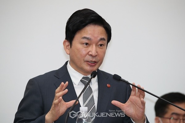 원희룡 제주도지사가 18일 오전 제주도의회 제389회 제2차 정례회 본회의에 출석해 도의회 오영희 의원의 추가 질문에 답변하고 있다. [사진= 제주특별자치도의회 제공]