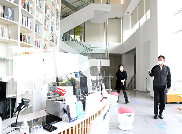 이창우 동작구청장이 구립김영삼도서관을 방문해 운영현황을 살펴보고 있다