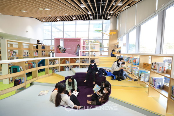 주민들이 유아존을 이용하고 있다