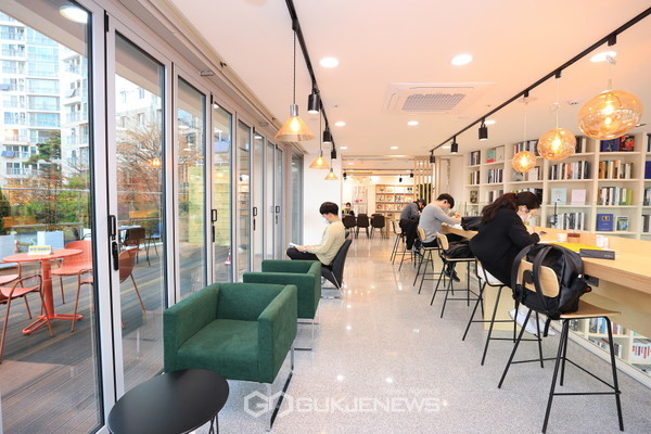 주민들이 북카페를 이용하고 있다
