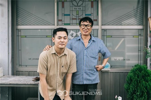 954%의 펀딩 성과를 달성한 ‘홍툴’팀(좌측)과 문래동 기술장인 김의찬 대표(우측)