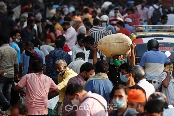 신종 코로나 바이러스 감염증(코로나19) 확산 속 사람들로 붐비는 인도 뭄바이의 전통 시장. (국제뉴스DB)