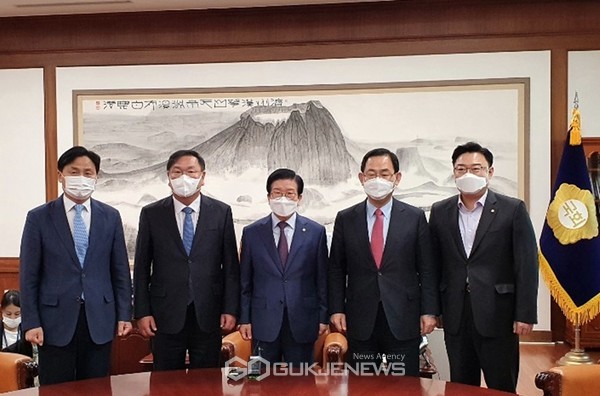 박병석 국회의장이 23일 오후 국회에서 김태년 더불어민주당 원내대표 김영진 원내수석부대표, 주호영 국민의힘 원내대표, 김성원 원내수석부대표가 여야 원내대표 회동을 하고 있다.