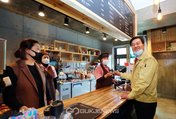 류태호 시장이 시청내 커피숍에서 탄탄페이로 결제하고 있다. 쟈료사진(사진제공=태백시청)
