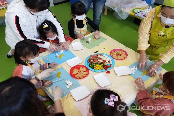 유치원에서 체험식 요리교실 모습.(제공=옥천군청)