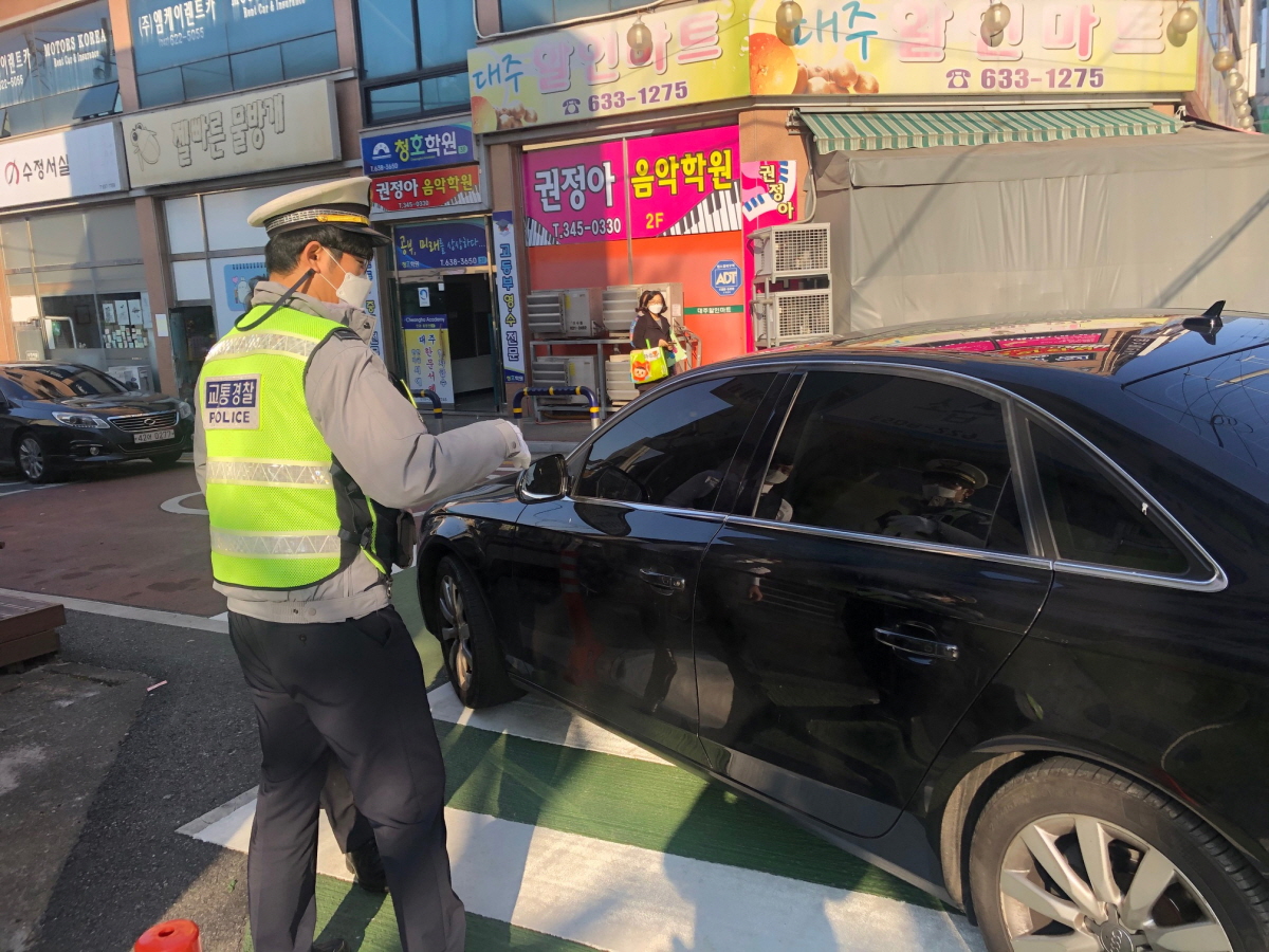 대전동부경찰서는 25일 지자체와 함께 동구 흥룡초등학교에서 어린이 교통안전을 위한 불법 주정차 차량 합동단속을 벌였다.