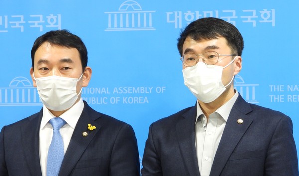 더불어민주당 법사위원인 김남국의원과 김용민 의원이 26일 국회 소통관에서 기자회견을 마친 후 기자들의 질문에 답변하고 있다.