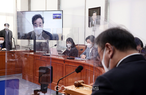 이낙연 더불어민주당 대표가 27일 국회 당대표 회의실에서 열린 최고위원회의에 화상으로 참석하고 있다.