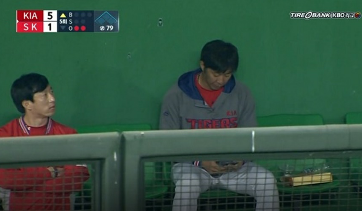 임창용이 12일 문학 SK전에서 경기 중 스마트폰을 사용하고 있는 장면이 중계 카메라에 포착됐다.(중계화면 캡쳐)