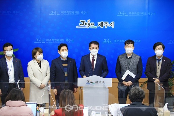 9일 오전 안동우 제주시장이 상인회 대표 및 문종태 의원 등과 함께 협약체결에 대한 설명을 하고 있다