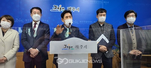 고정호 중앙지하상점가진흥사업협동조합 이사장이 상생협약 체결의 배경에 대해 설명하고 있다