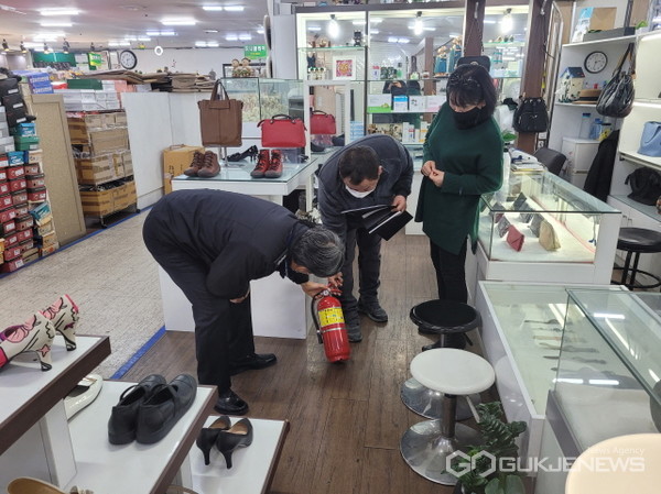 안산소방서는&nbsp;9일&nbsp;신안프라자외&nbsp;2개소를&nbsp;방문해&nbsp;전통시장&nbsp;‘점포&nbsp;점검의&nbsp;날'을&nbsp;갖고&nbsp;있다.&nbsp;사진=안산소방서