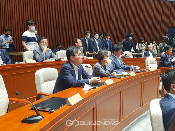 (사진 = 국민의 힘 본회의 참석한 홍석준 의원)