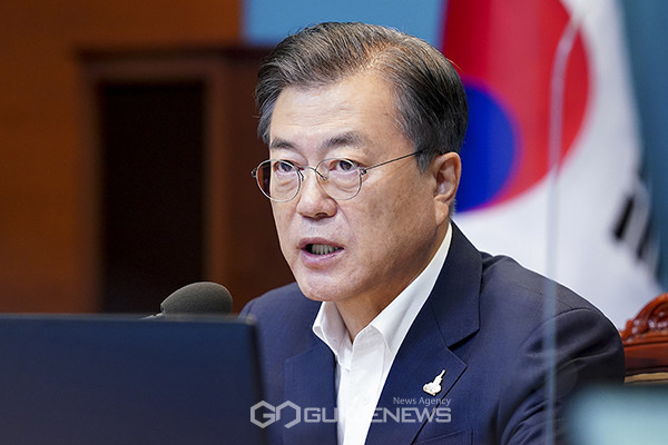 문재인 대통령이 28일 청와대에서 수석·보좌관 회의를 주재하고 있다.