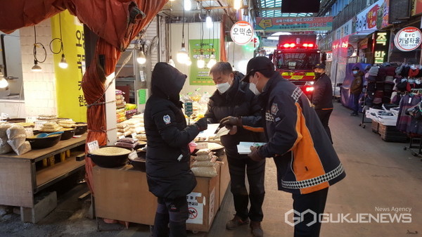 광명소방서는&nbsp;15일&nbsp;광명시장과&nbsp;새마을시장에서&nbsp;화재예방에&nbsp;대한&nbsp;경각심&nbsp;고취를&nbsp;위한&nbsp;'점포&nbsp;점검의&nbsp;날'을&nbsp;운영.사진=광명소방서