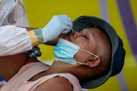 코로나19 검사를 위해 의료진이 미얀마 이주 노동자의 검체를 체취하고 있다. (Relaxnews=Topic images)