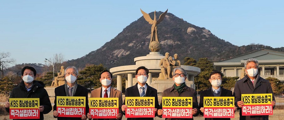 양승조&nbsp;지사(중)는&nbsp;고효열&nbsp;공보관(좌1)&nbsp;추진위원회&nbsp;대표&nbsp;등과&nbsp;청화대를&nbsp;방문했다.