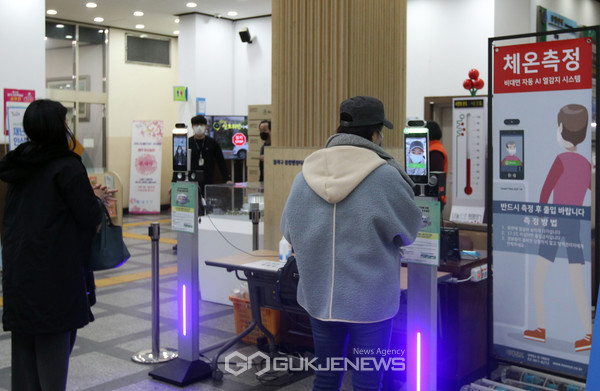 구청 모든 방문자에 대한 QR코드 및 발열체크를 진행하고 있다