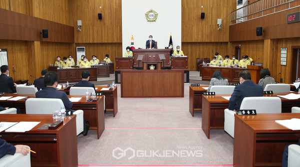 제256회 경주시의회 제2차 정례회 제2차 본회의를 주재하고 있는 서호대 의장