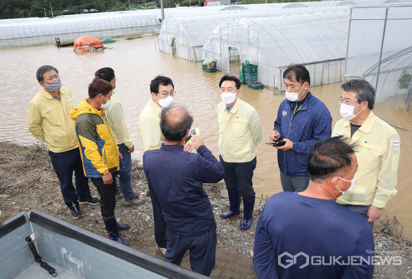 태풍피해 농가를 방문, 피해상황을 청취하고 있는 서호대 의장 및 의원들, 주낙영 경주시장, 김석기 국회의원