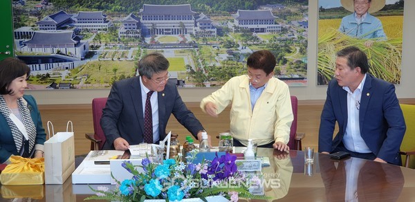 이철우 경북도지사에게 현안사업을 설명하고 있는 서호대 의장