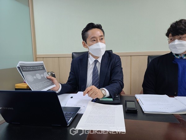 (사진 = 박윤구 전)대표의 소송관련 과 호소문을 발표하는 모습)