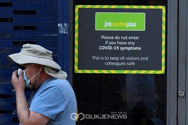 영국 런던에서 한 남성이 코로나19 예방을 위해 마스크를 쓴 채 거리를 걸어가고 있다. (국제뉴스DB)