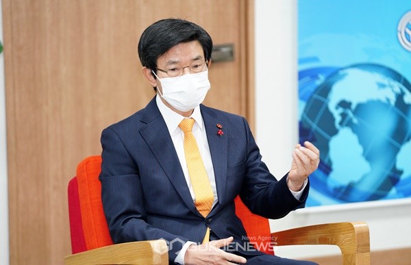 이석문 제주도교육감이 지난달 17일 제주도인터넷방송기자협회 진행한 신년대담을 통해 신축년 새해에는 코로나19로 인한 교육격차 해소를 위해 학습복지를 확대하겠다고 밝혔다.[사진= 제주도교육청 제공]