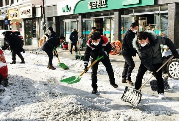8일 오전, 맹정호(사진 가운데) 서산시장과 직원들이 동부시장 인근 도로에서 제설작업을 하고 있다.  (사진 = 서산시 제공)
