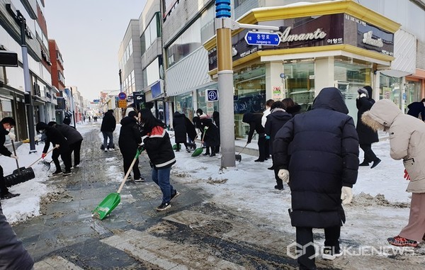 8일 오전 서산시청 직원들이 중앙로 상가주변 도로와 보도에 쌓인 눈을 제거하고 있다. (사진 = 서산시 제공)