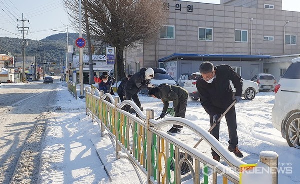8일 오전 운산면(면장 유 청) 직원들과 사회단체 관계자들이 운산면 시가지 일원에서 합동 제설작업을 벌이고 있다. (사진 = 서산시 제공)