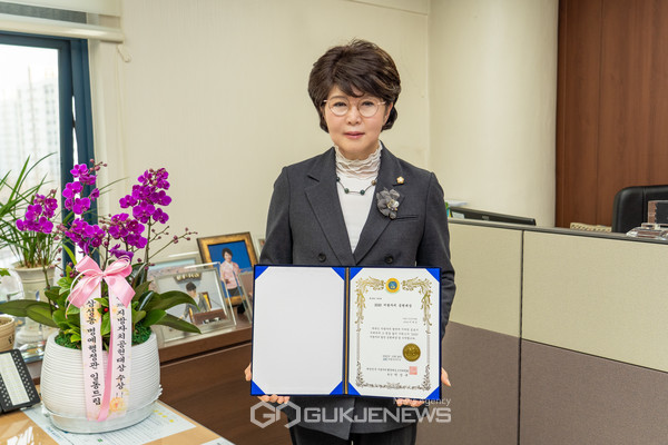 이재민 강남구의원이 2020 지방자치 발전 공헌 대상 수상 후 기념촬영을 하고 있다.