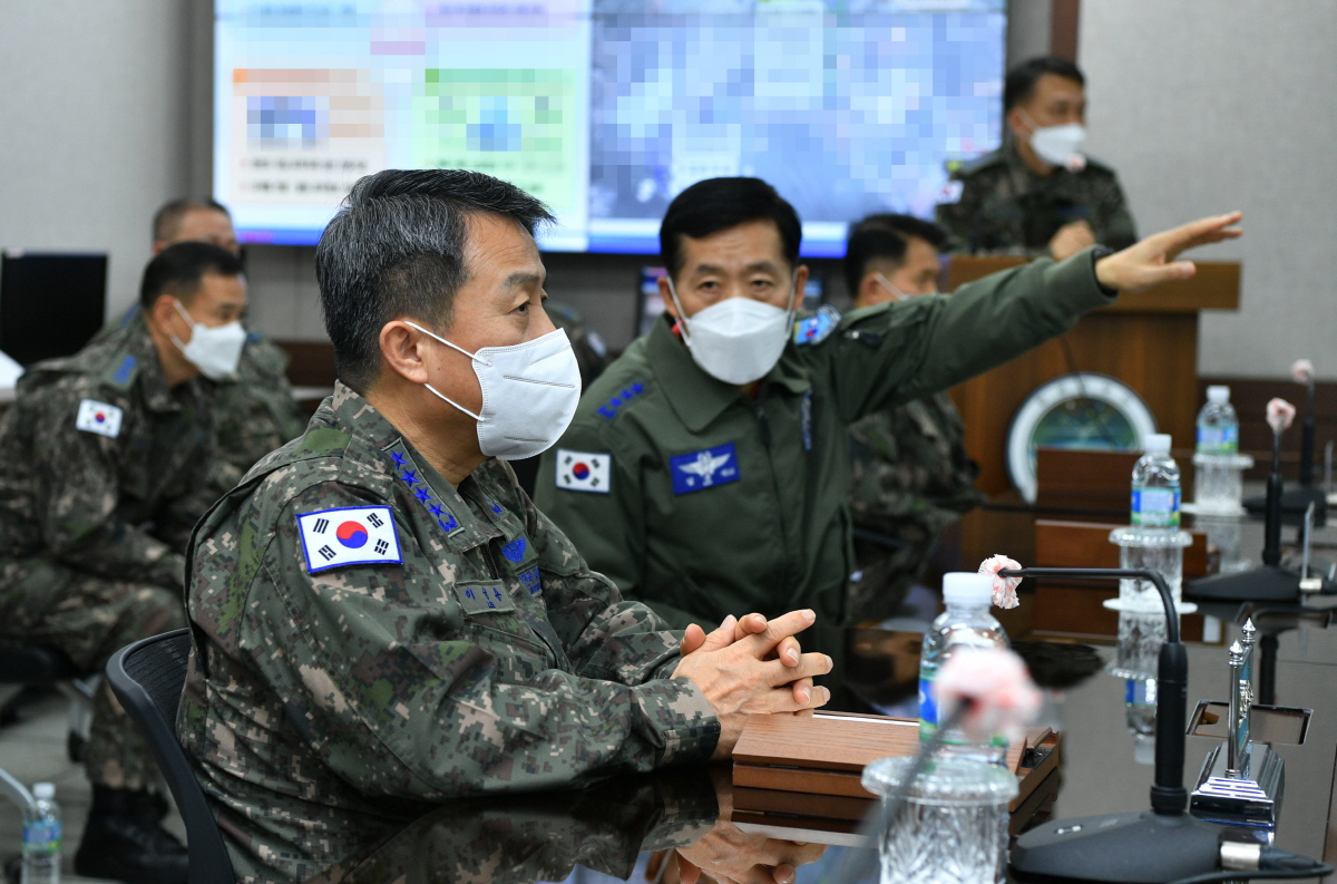 이성용 공군참모총장(사진 왼쪽)이 19일, 공군작전사령부를 찾아 군사대비태세를 점검하고 김준식 공군작전사령관(사진 오른쪽)으로부터 임무현황을 보고받고 있다.