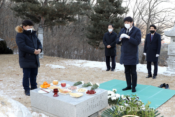 수원시의회 故 심재덕 시장 12주기 묘소 참배
