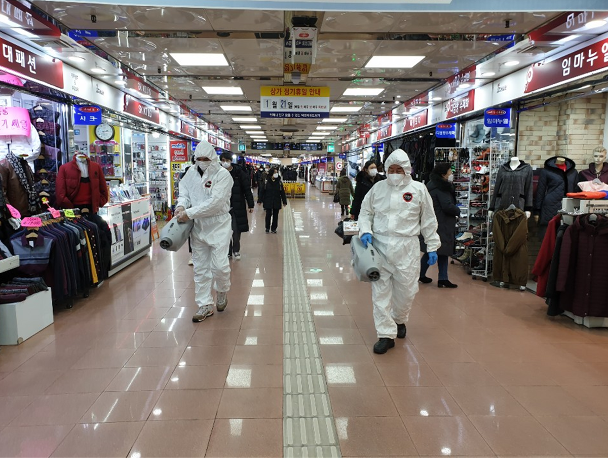 대전시설관리공단 직원들이 코로나19 예방을 위한 역전지하도상가 방역을 실시하고 있다.