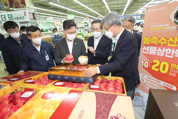 지난해 9월 추석을 앞두고 김현수 농식품부 장관이 서울 양재 하나로마트를 찾아 추석 성수품(제수용 과일, 한우 등) 수급 상황을 점검하고 있다.