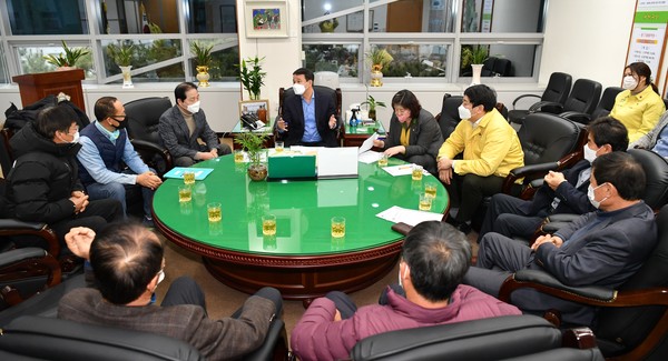 (사진=완주군의회) 김재천 의장이 각 사회단체 대표들로부터 애로사항을 청취하고 있는 모습 