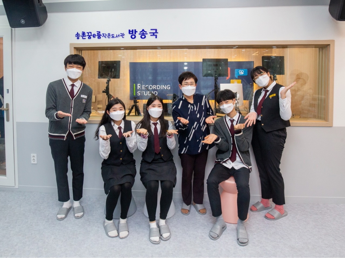 박정현 대덕구청장이 28일 송촌꿈e룸작은도서관(대덕구 동춘당로 90)의 온라인 개관식을 개최했다.