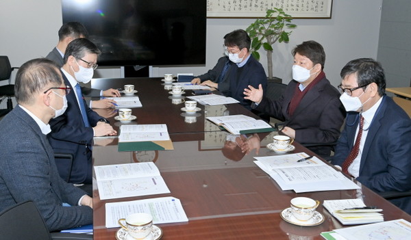 변창흠&nbsp;국토부장관과&nbsp;현안철도사업&nbsp;추진&nbsp;위한&nbsp;면담&nbsp;가져.(사진=경북도)