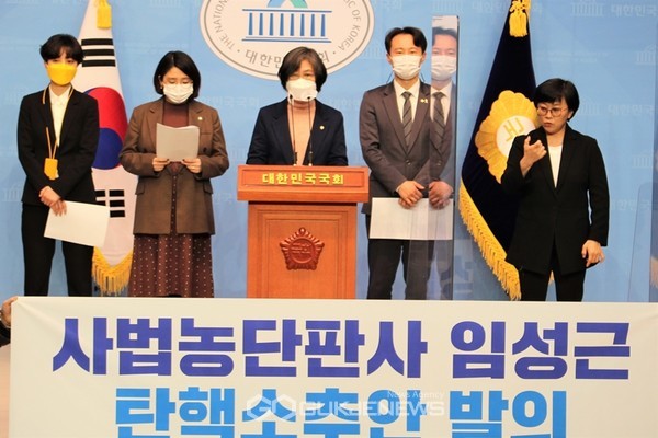 더불어민주당 이탄희·정의당 류호정·열린민주당 강민정·기본소득당 용혜인 의원은 1일 오후 국회 소통관에서 국회의원 161명은 정당과 정파의 구별을 넘어 헌법이 '국회'에 부여한 책무를 다하기 위해 사법농단 헌법위반 판사 임성근에 대한 탄핵소추안을 발의한다고 밝히고 있다.