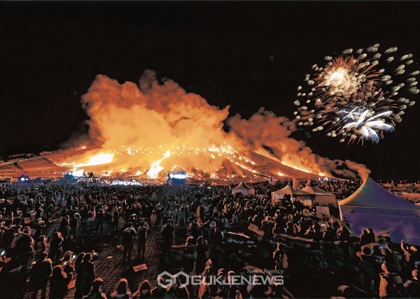 제주들불축제의 주요 행사인 새별오름 불놓기. [사진제공=제주시]