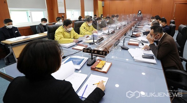 충남 서산시의회가 2일 의회 간담회장에서 의원 정책간담회를 개최했다. 사진은 정책간담회 모습. (서산시의회 제공)