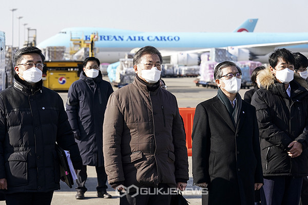 문재인 대통령이 3일 오전 인천국제공항 대한항공 화물터미널에서 코로나19 백신 수송 모의훈련을 참관하고 있다.