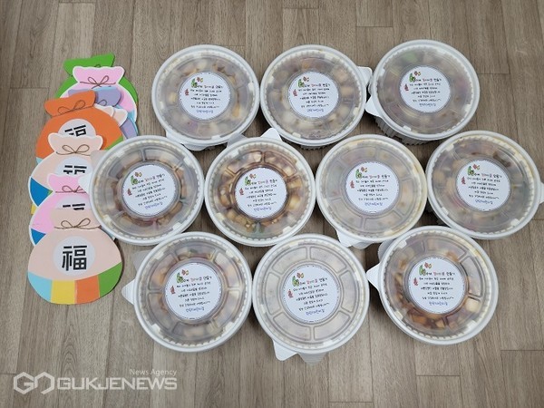 만덕1어린이집, 설맞이 성품 전달 모습/제공=북구청