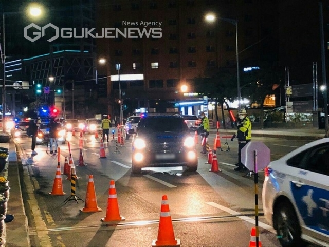 부산경찰청이 해운대구의 한 도로에서 'S자 트랩' 음주 단속을 실시하고 있다/사진=부산경찰청