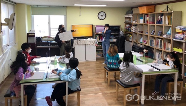 사진=수원시 평생학습관·외국어마을 소속 전문 강사가 매탄지역아동센터 학생들을 대상으로 영어교육을 하고 있다.