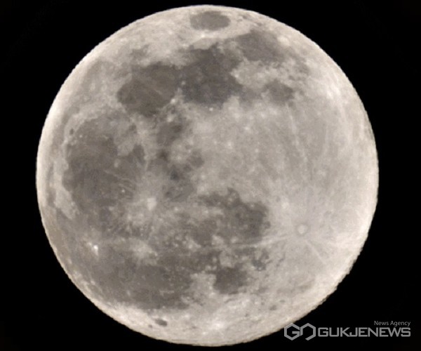 살짝 덜 찬 보름달. 자세히 보면 왼쪽 아래에 크레이터의 그림자가 보인다.(사진=충주고구려천문과학관 이소은)