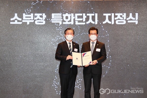 왼쪽부터&nbsp;성윤모&nbsp;산업통상자원부장관,&nbsp;이시종&nbsp;충북도지사.(제공=충북도청)