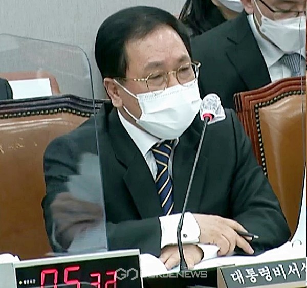 유영민 대통령비서실장이 24일 오후 국회 운영위원회 전체회의에서 최근 검사장 인사와 관련해 여야 의원들의 질의에 답변하고 있다.(국회방송캡쳐)