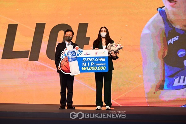 지난 25일 서울 영등포구 여의도 63컨벤션센터에서 열린 2020_2021 여자프로농구 정규리그 시상식에서 조익성 동아오츠카 대표이사와 포카리스웨트 MIP를 수상한 우리은행의 김소니아 선수가 기념촬영을 하고 있다.